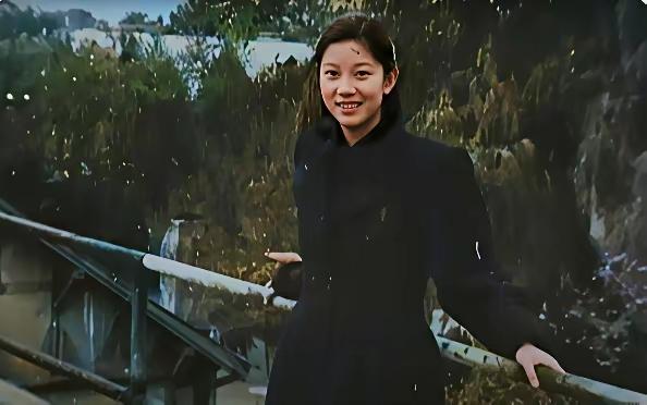 这张拍摄于1949年的老照片，定格了毛岸英与刘思齐新婚燕尔的温馨瞬间。画面中，刘
