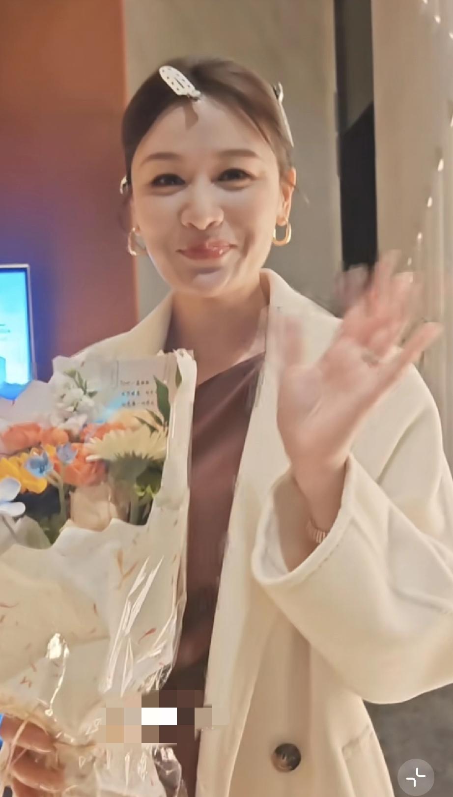 叶一茜录制浪姐，路人镜头下的她真实颜值身材曝光，脸变大了皱纹多了，身材好雷人，竟