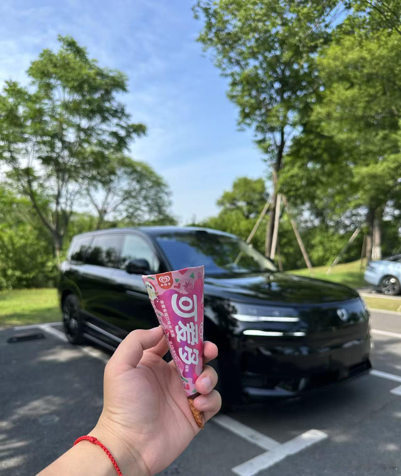 🍨一到夏天就知道车里有个冰箱多爽了！腾势n9-6℃的冰箱直接让我随时随地吃上