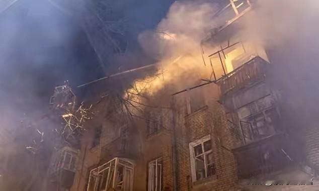 太惨烈了！1月24日，乌克兰人还在睡梦中，突然被密集的爆炸声炸懵了，俄罗斯直接发