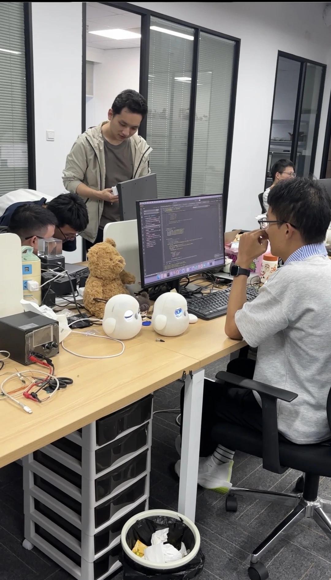 AI硬件团队最少需要几个人做AI硬件创业团队怎么搭是个现实问题👥最