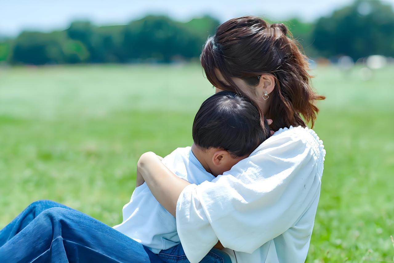 当孩子难过、委屈、受伤时，家长的理解、共情和安慰，是至关重要的。哪怕在成年人看