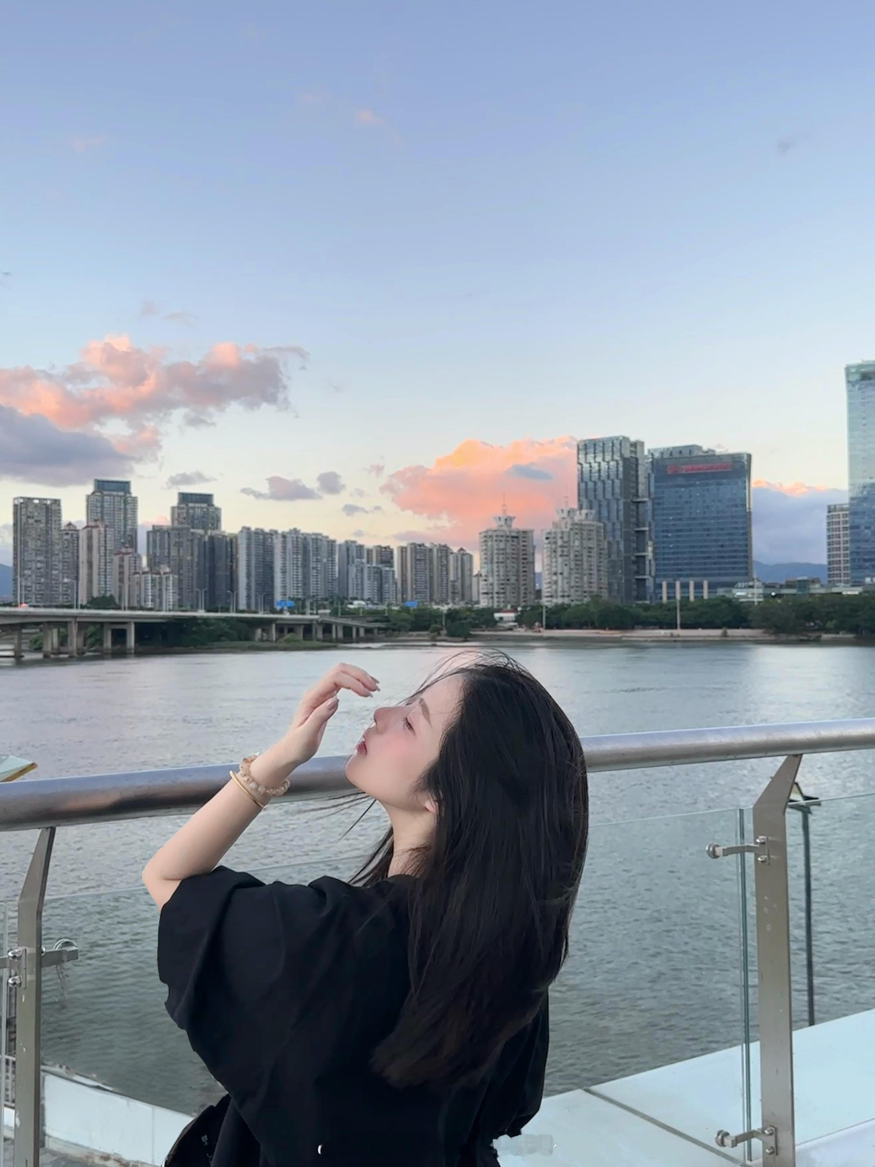 昨天的天气真的好好！十分钟后在小抖化妆播一会呀​​​