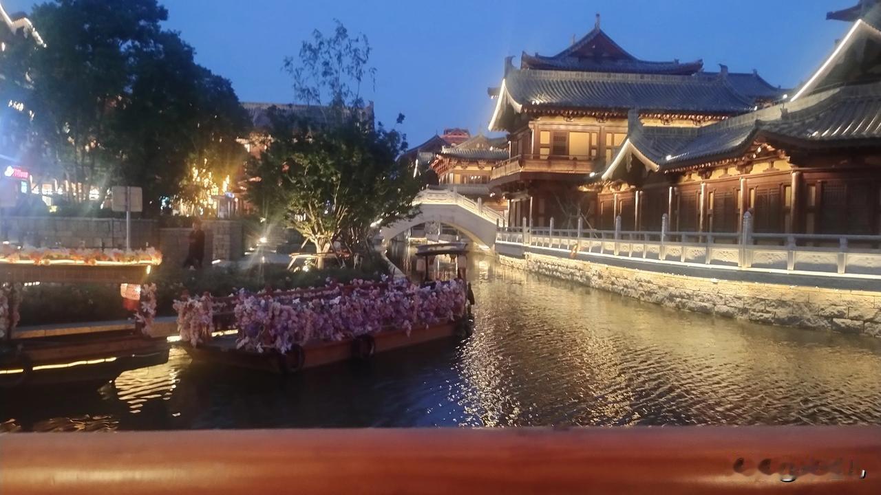 有一个司机跑车10年可是他还是一个黑车司机他认为加盟网约车就是给平台打工，其