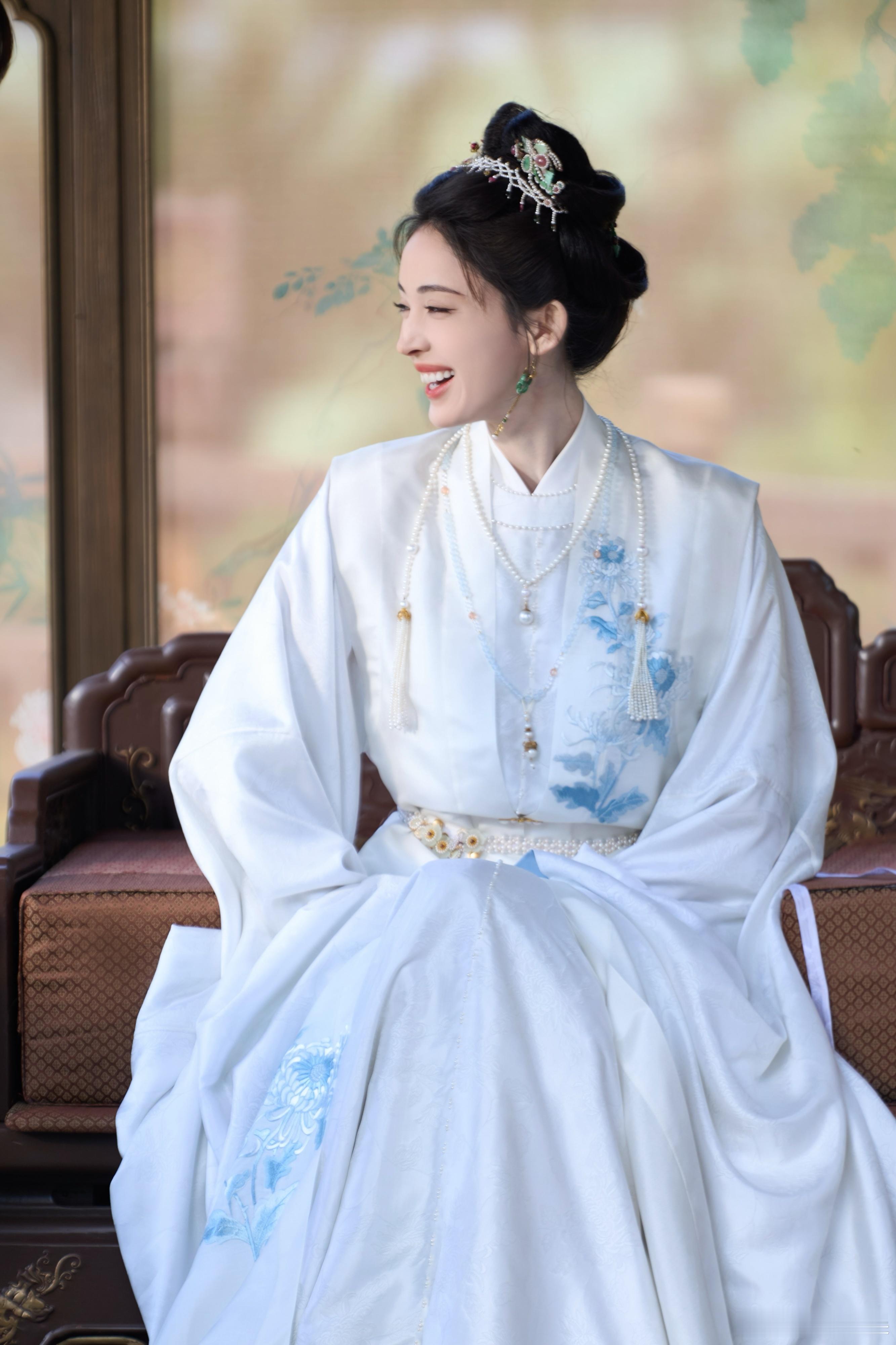 玉茗茶骨好会拍娜扎娜扎完美诠释双面魅力！家族掌舵人的霸气与茶人温婉兼具，颜值适