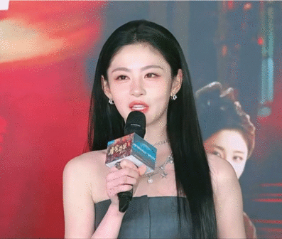 白鹿喊赵晴五仁儿白鹿喊五仁儿也太宠溺了，两人同框氛围感拉满，颜值双在线！