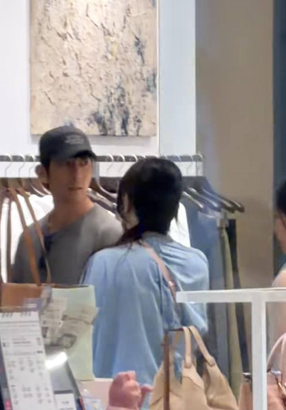 7月22日，贾静雯与修杰楷在台湾省逛街被偶遇，二人老夫老妻了，但还是有年龄反差，