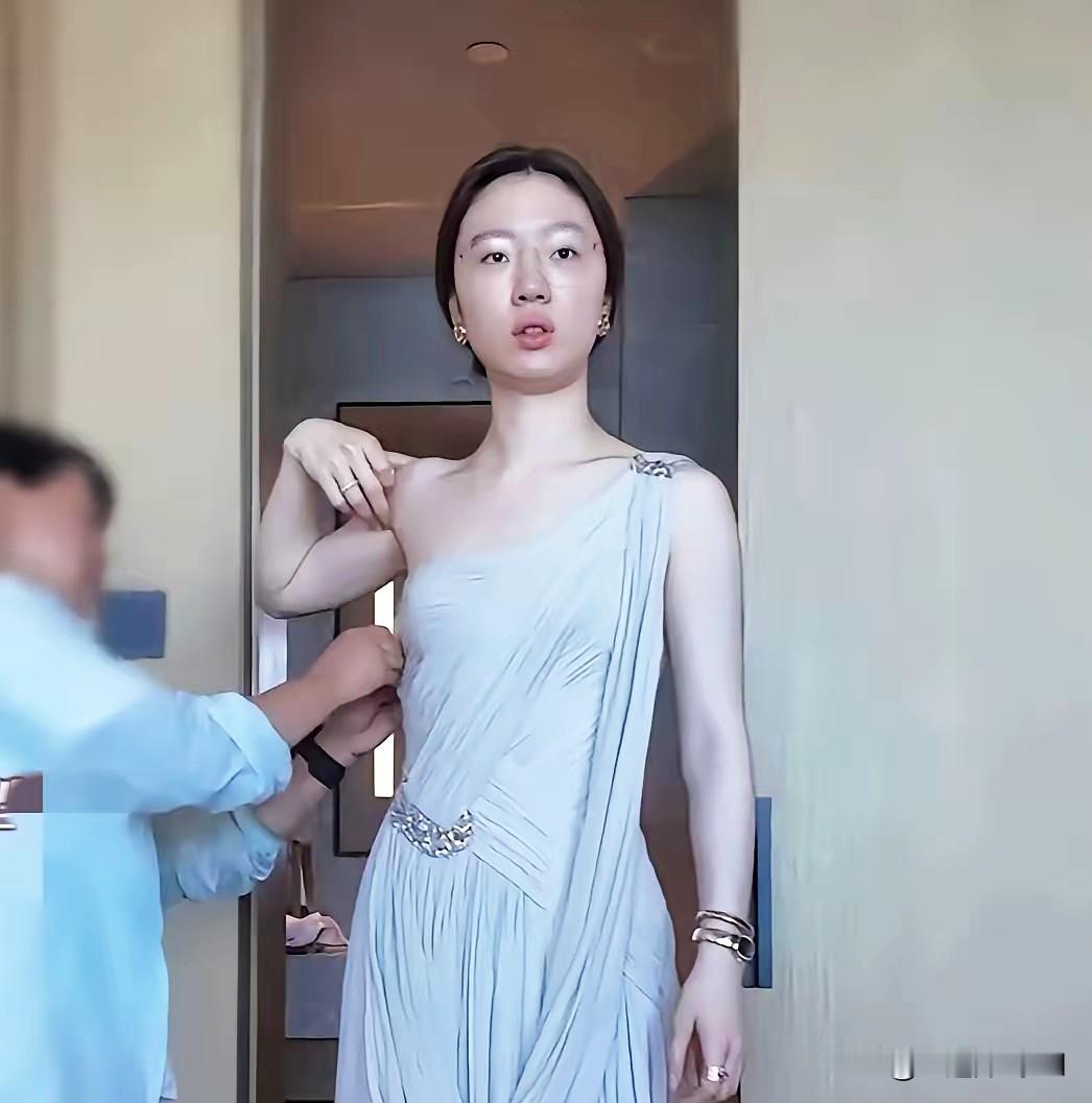 果然，佩服单依纯的化妆师挺有胆量每天面对素颜的单依纯内心害怕不？实话