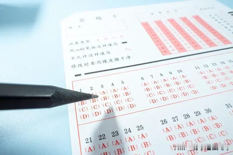 最近网上疯传成都要“试点取消中考”，闹得沸沸扬扬。实际上，是成都自2025年起探