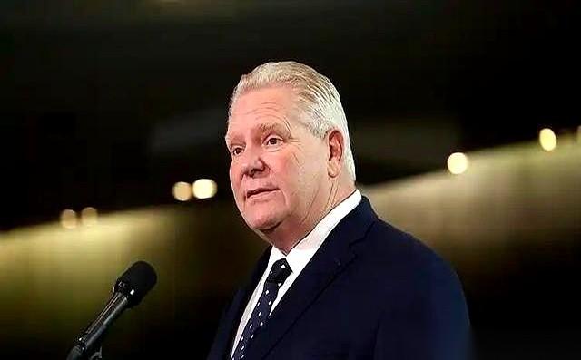 安大略的汽车工人，正在社区中心排队领救济食物。而他们的总理，刚兴高采烈地从中国