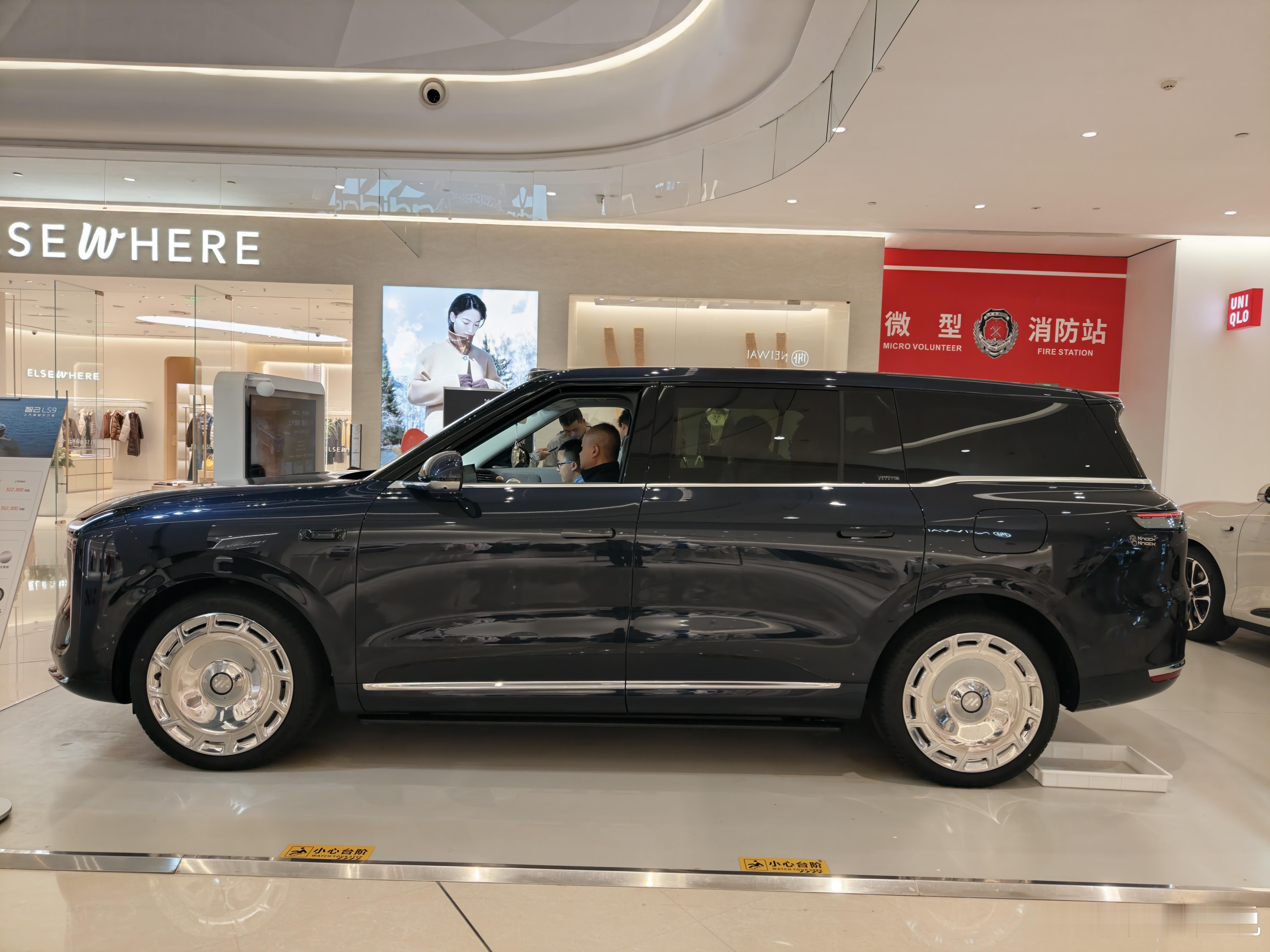 看了智己LS9实车才发现能够定价32.28万是有原因的，这个级别的车第一次看到车