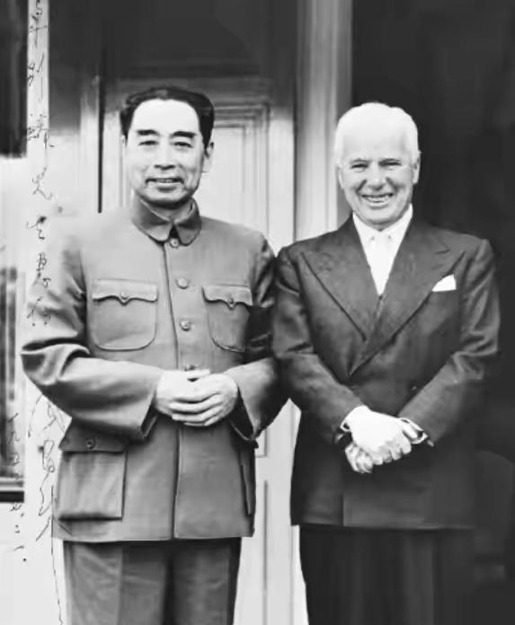 1954年，周总理宴请卓别林，两人相谈甚欢，在即将结束的时候，卓别林指着桌上的茅