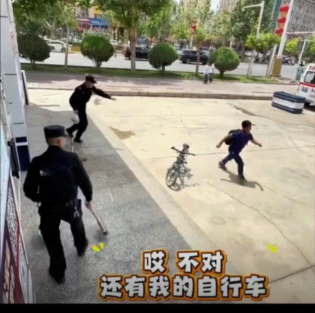 “笑不活了！”新疆喀什小男孩端午给警察送粽子，操作丝滑无比，民警暖心回礼一套试卷