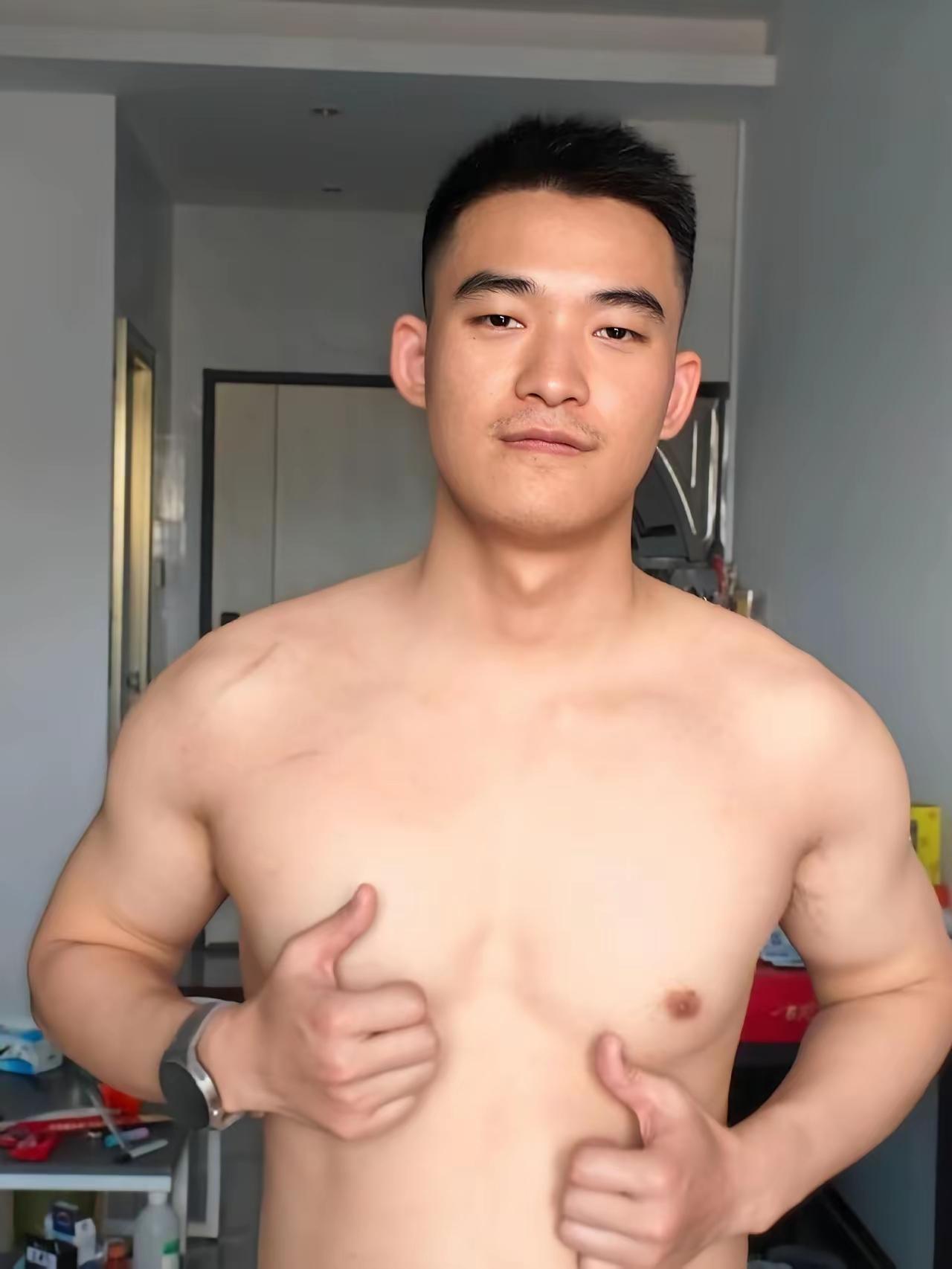 五一五一假期的咖啡馆也意外地“高颜值密度爆表”，靠窗的位置坐着一个穿白T的男生，