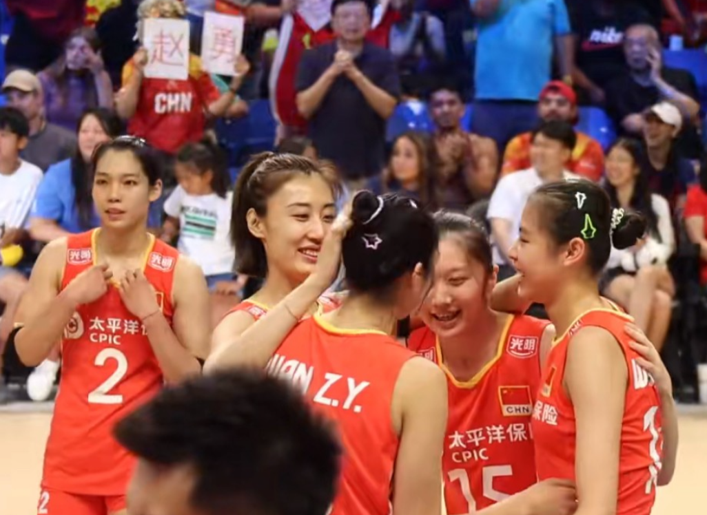 好好暖心温馨的一幕啊！赢德国女排赛后，中国女排的四位副攻手媛媛、小万，厚羽、奥芊