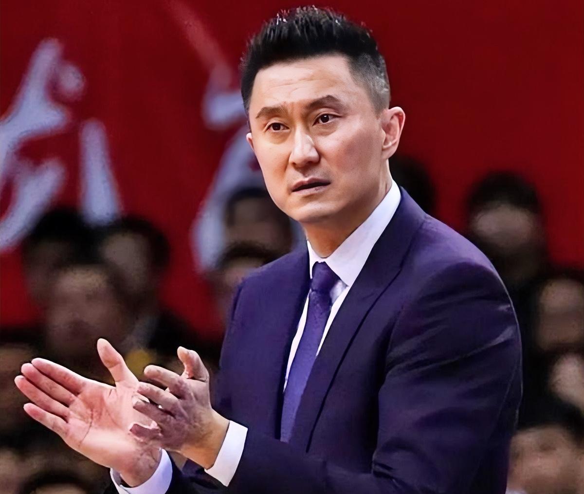 杜锋拍桌质问胡明轩：你昨晚游戏打到几点？训练数据掉了一半。朱芳雨翻出萨林杰罚