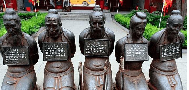 1753年，秦桧的后人秦大士中了状元，结果乾隆知道后，便当着众人的面问：“秦爱卿