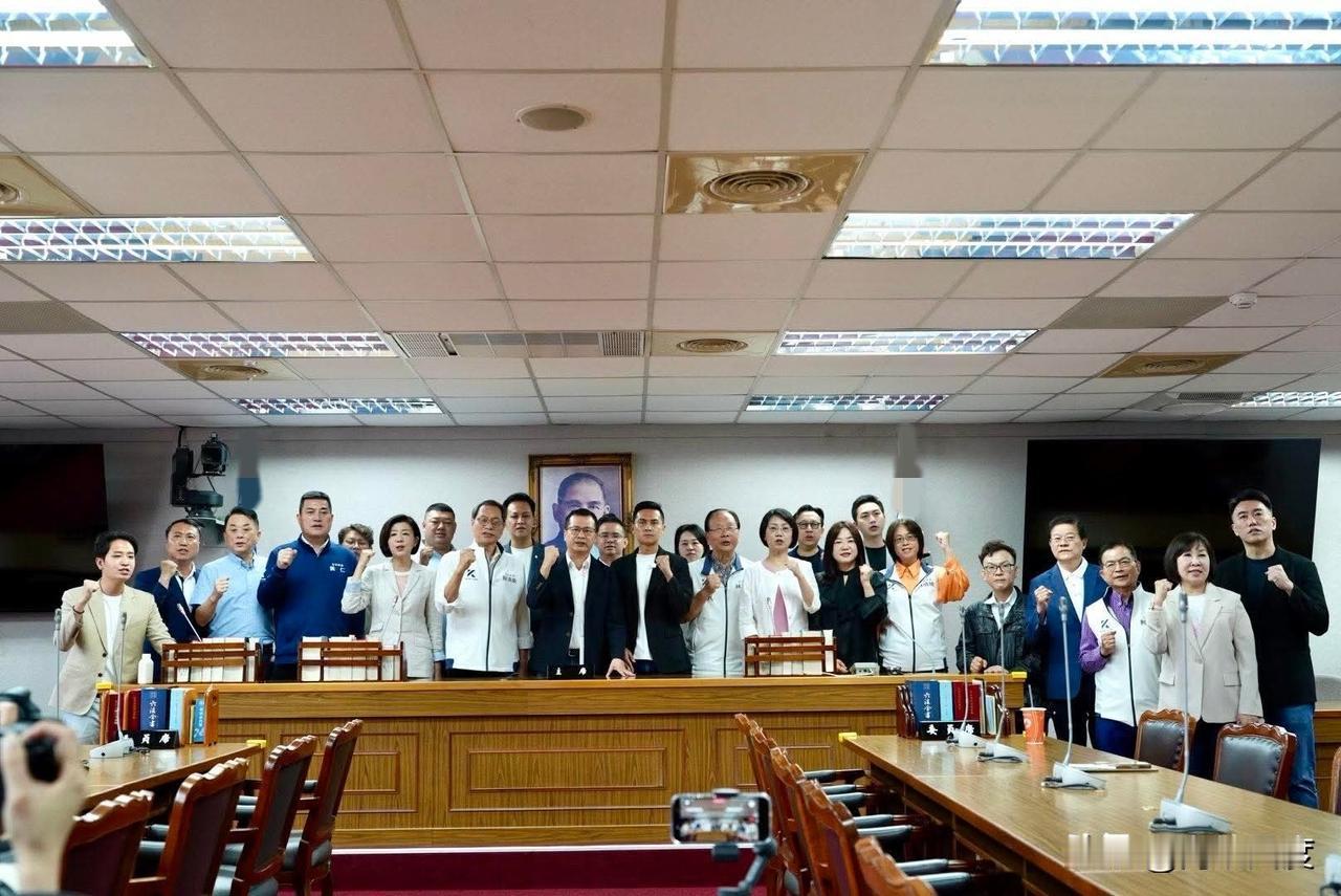 不甩萧敬严民调获胜，超20名立委出席何元楷谢票行程！何元楷发文呼:支持正蓝军！何