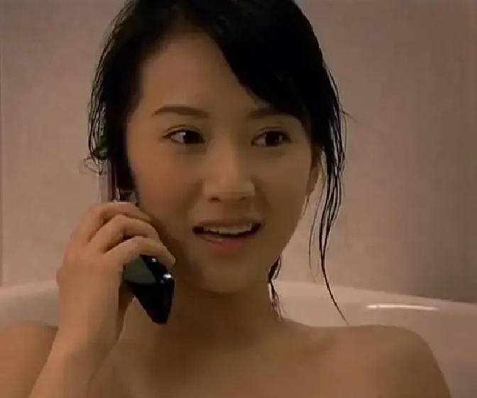 海藻除夕夜去酒店洗澡，被宋思明当场戳穿。她刚脱衣服进浴室，小贝电话追来问在哪