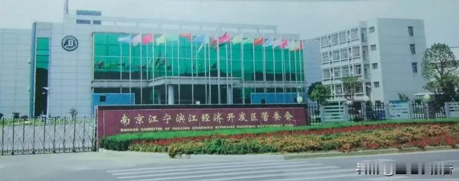 仙林大学城和江宁大学城是南京主城区两个规模较大的大学城。但这两座大学城走的是两条