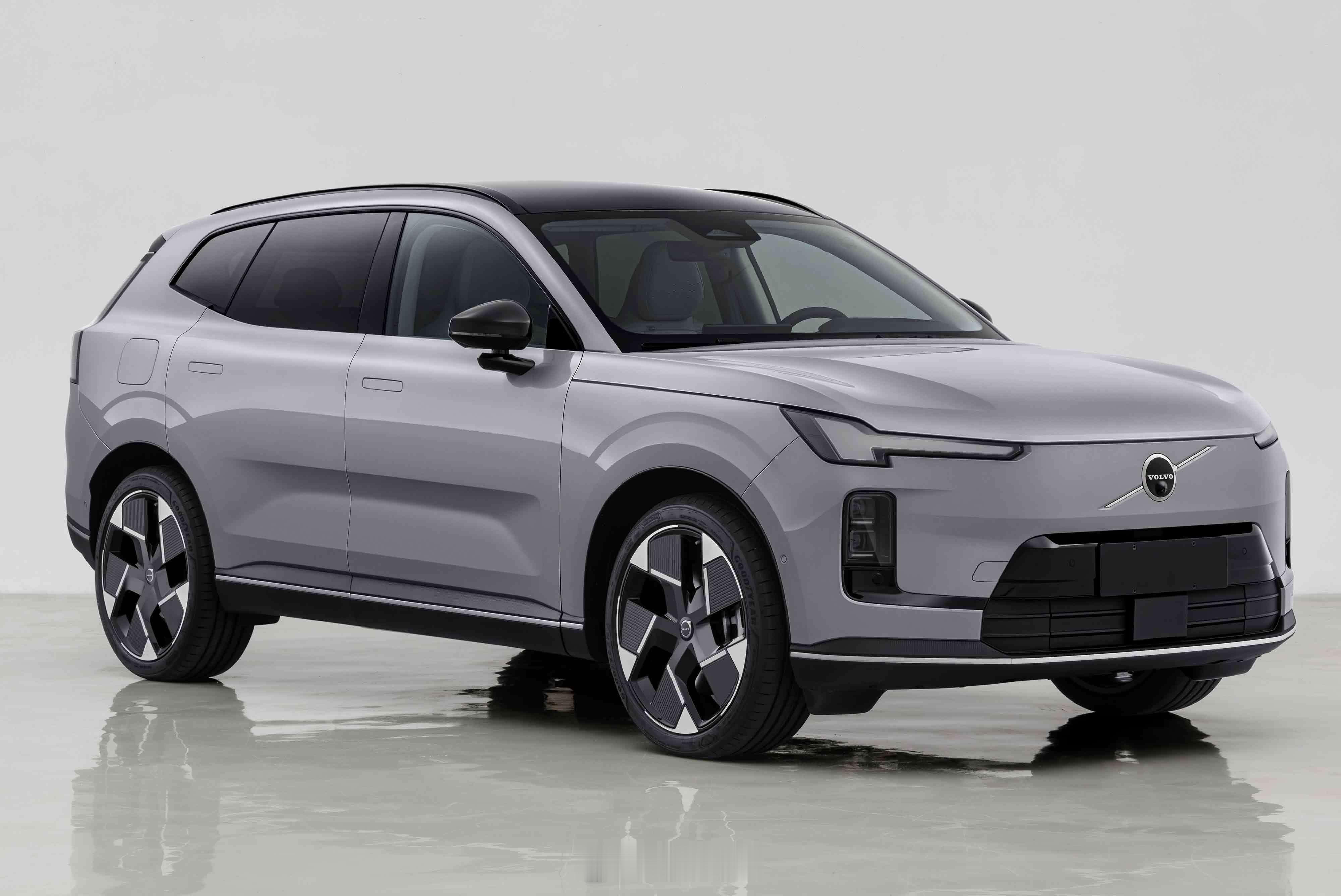 沃尔沃XC70公示车身尺寸4815x1890x1650毫米，轴距2895毫米。（