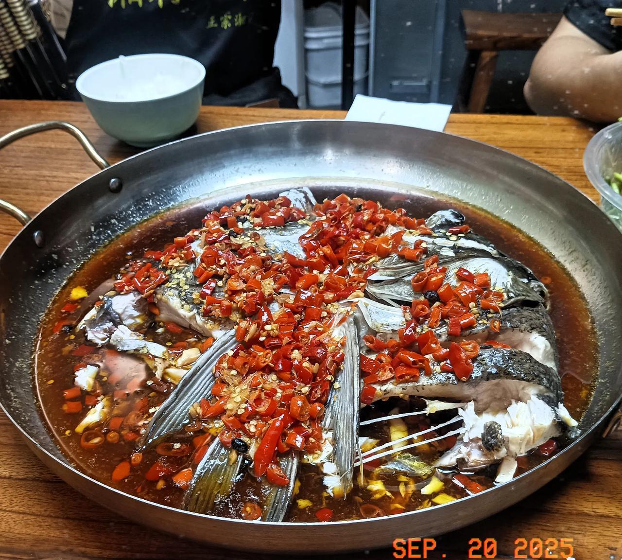 朋友乐坏了！遇上一个吃货老板，有口福了！朋友退休了在家闲不住，去附近饭馆打工当服