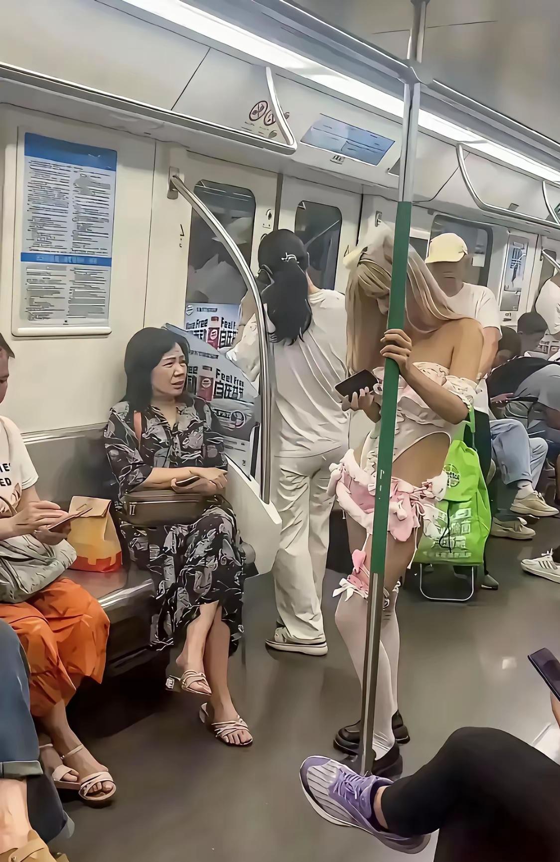 穿衣自由不等于奇装异服，地铁上奇葩多，这位小姑娘穿得是个啥啊？我一直认为什么