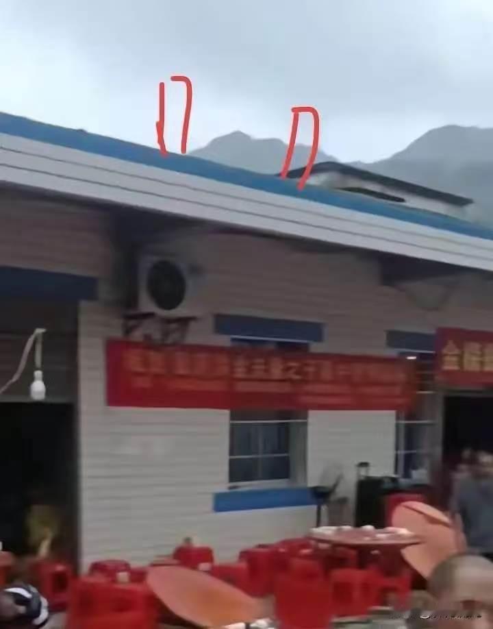 要不是有眼尖的网友发现，大家都不敢相信，这个房子，砌的这个女儿墙竟然没有钢筋