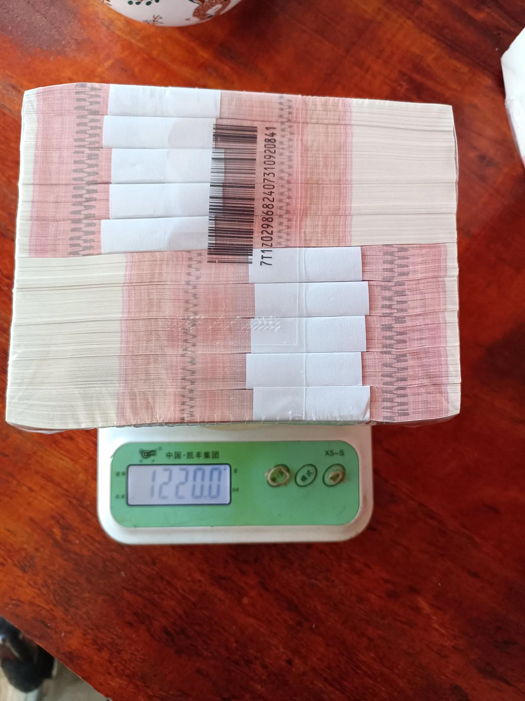 一捆钞票的重量​​​