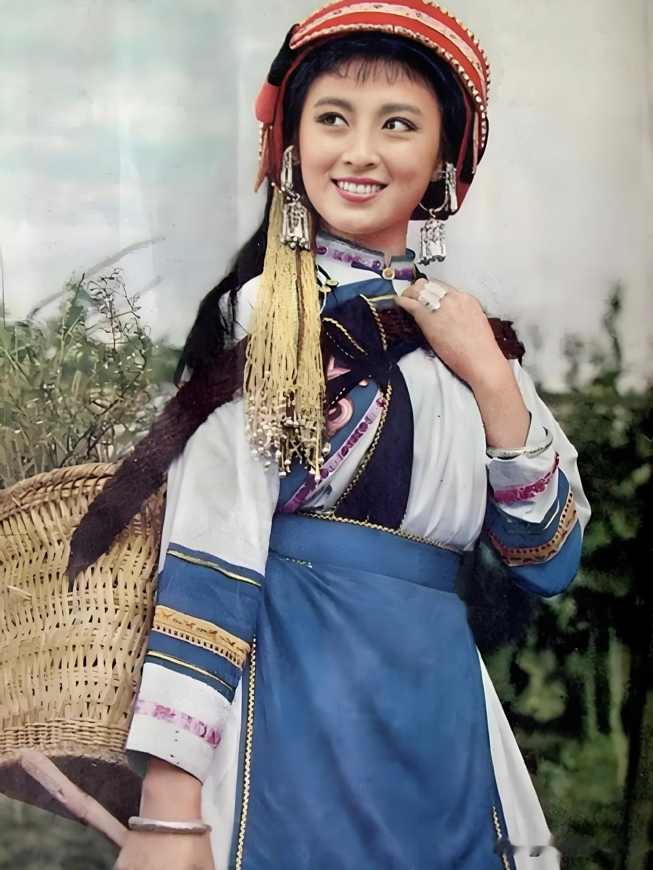 杨丽坤|永远的阿诗玛银幕上一眼万年，她是《五朵金花》的灵动金花，也是《阿