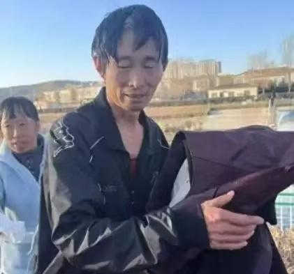 “一命换三命，值了！”2月16日，山西，一名47岁的大叔正在陪妻子和孩子散步。突