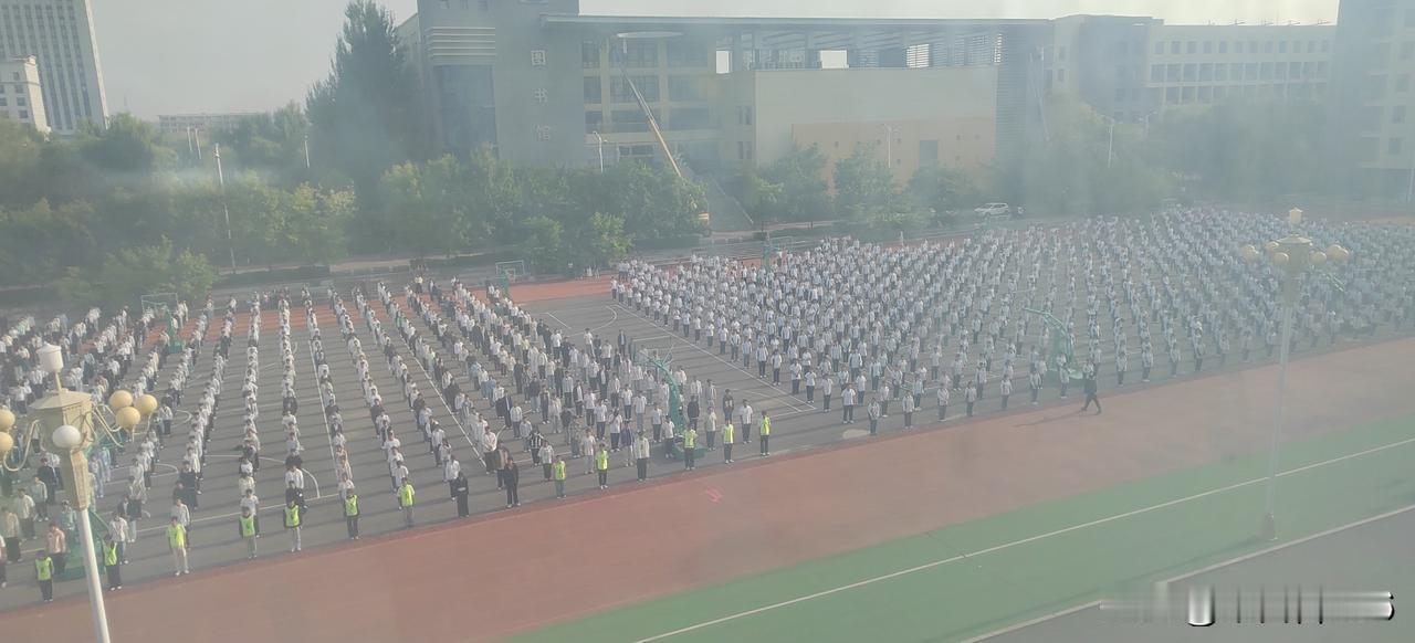 昨天上晚自习，我在埋头批作业，没有好好照看全班自习纪律情况。班级里有点小动静。这