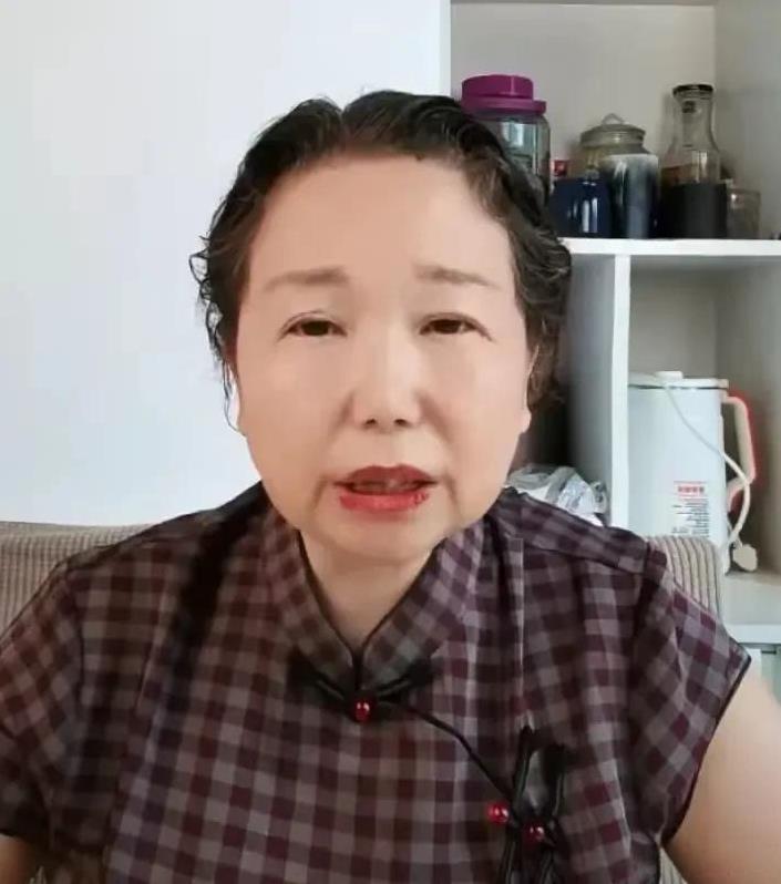 杜大娘又开心了，涂着鲜艳的口红，穿着古典旗袍，开始直播。因为许敏再一次败诉！