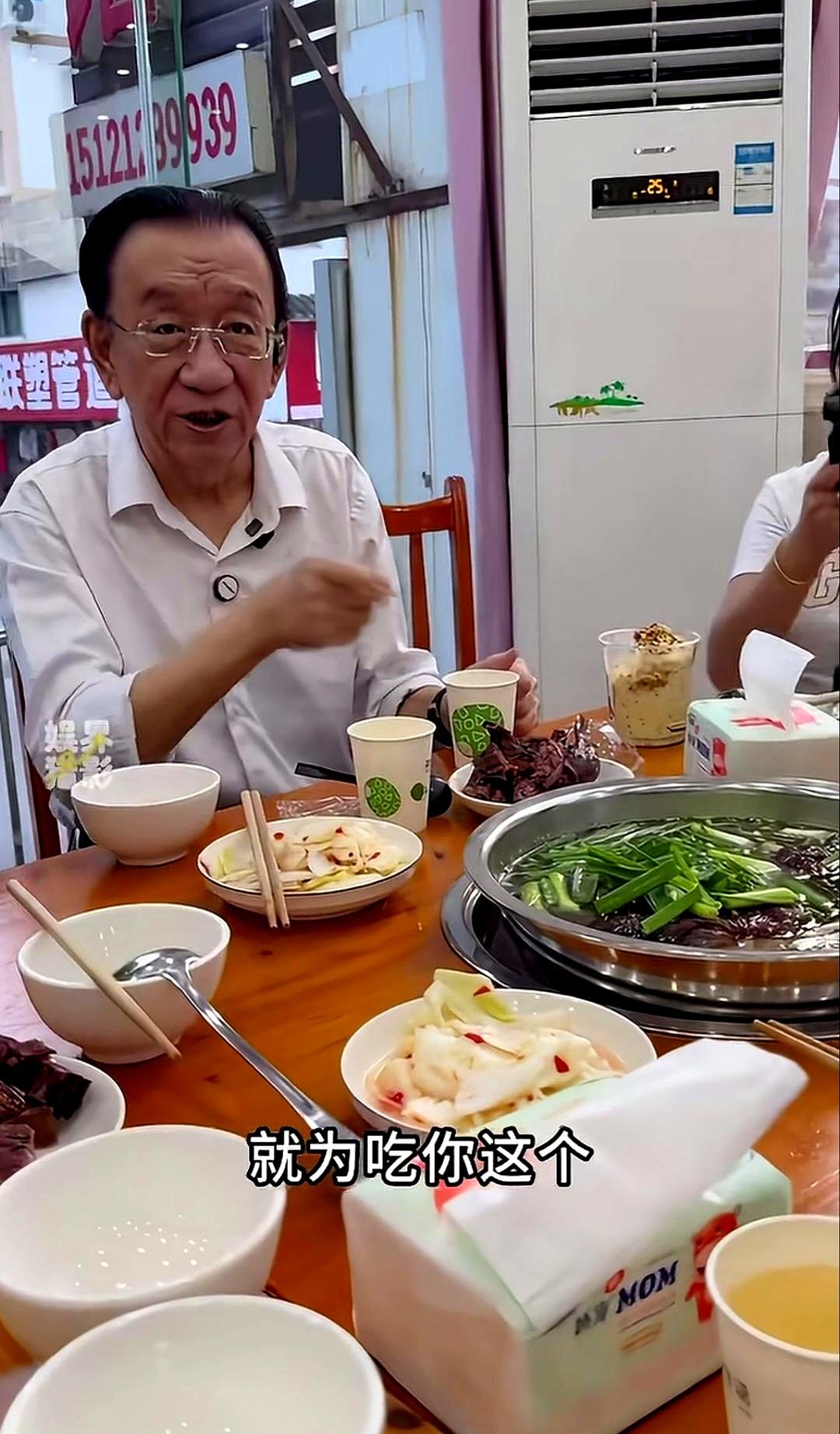贵州遵义那场饭局，镜头里是侯耀华，桌上摆着当地的永兴蹄膀，嘴里那句“从两千多里赶