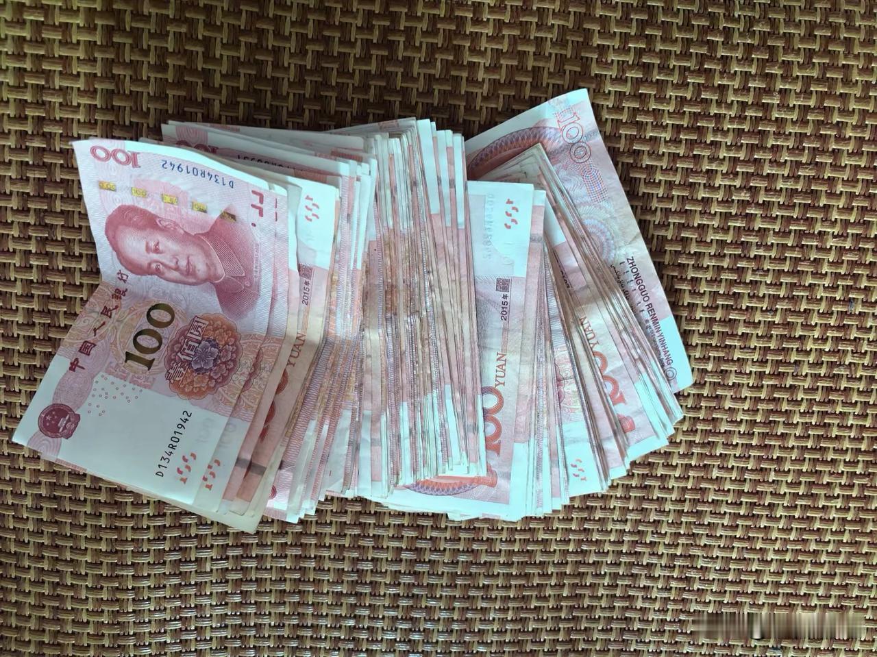 大伯哥今天登我家门，问我老公；“弟，借我3万块钱，我这边资金周转不开，你侄女上学