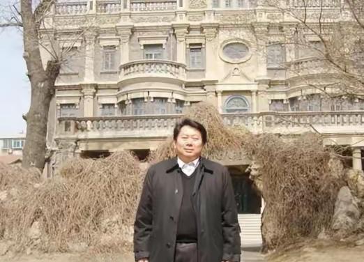 2007年，一名台湾商人来到了沈阳张作霖大帅府，抬腿就要往里进，售票人员见状赶紧