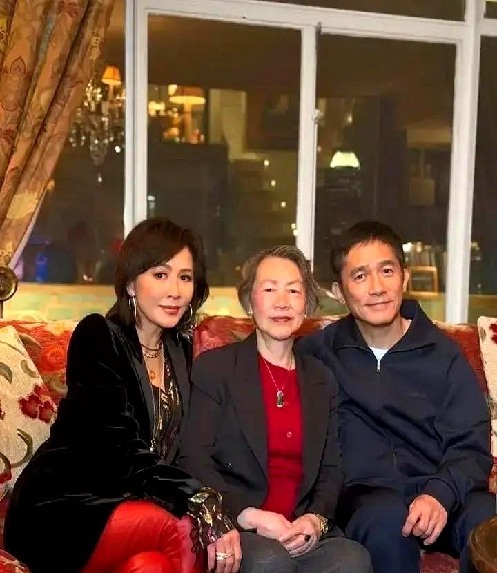 刘嘉玲这圈子，人情味才是真顶配。跨年夜那个家宴，王菲素颜黑袍就来了，气场那叫