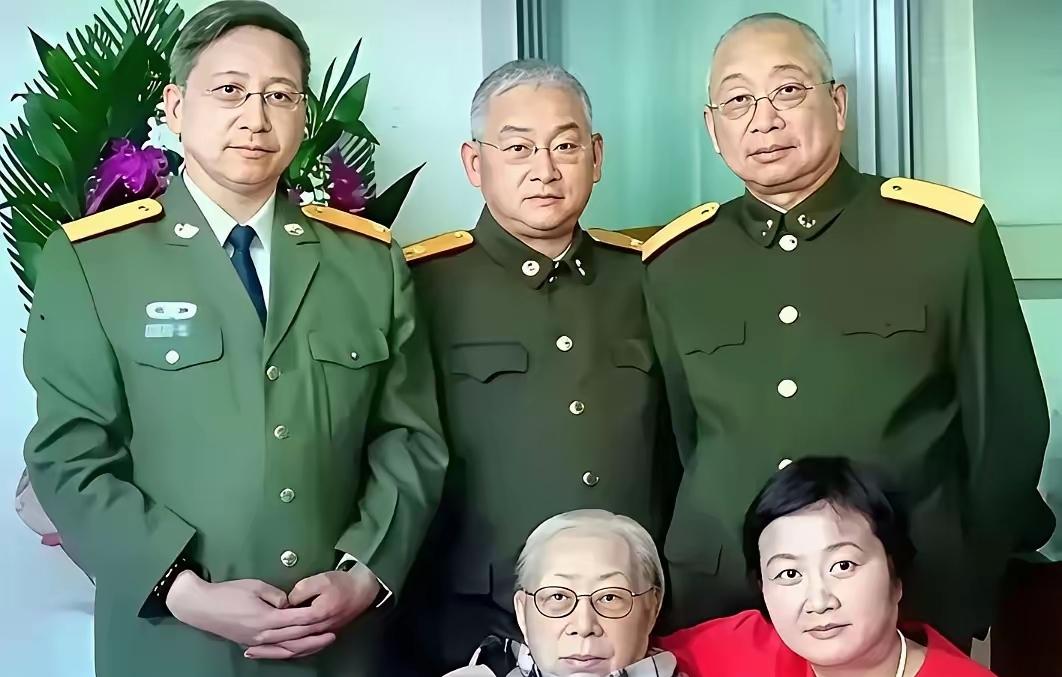 这是二零零八年，陈赓大将妻子傅涯过九十岁生日，三个儿子陈知涯、陈知建和陈知庶，都