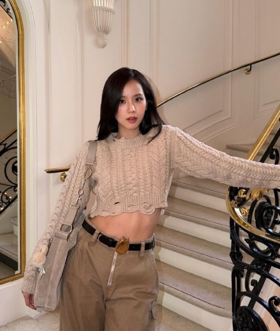 金智秀Jisoo最新照片时尚感与氛围感狠狠拿捏浅米色麻花纹短款针织衫利落露腰，