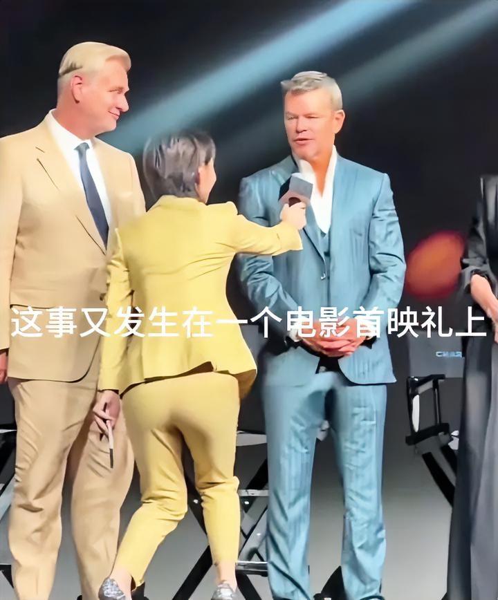 面对外国人膝盖就发软这位主持人不知道在哪毕业的，主持礼仪学的确实到位，上半身挺