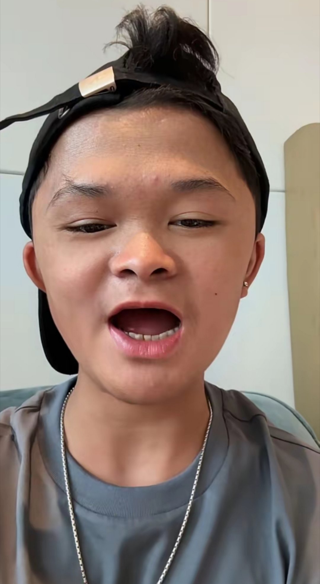 小马云范小勤已经到了杭州。阿里巴巴门前保安纠结中。万一这位大神要到公司串门。是拒