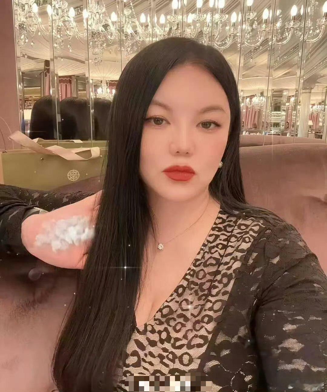 李湘居然连掌纹都打码了吗？果然有钱人在意的东西好多￼啊…像我们这种被刷都无所谓