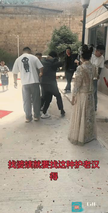 结婚的当天，新娘子看到新郎的几个哥们这样子闹自己的老公，实在是看不下去了，上去就