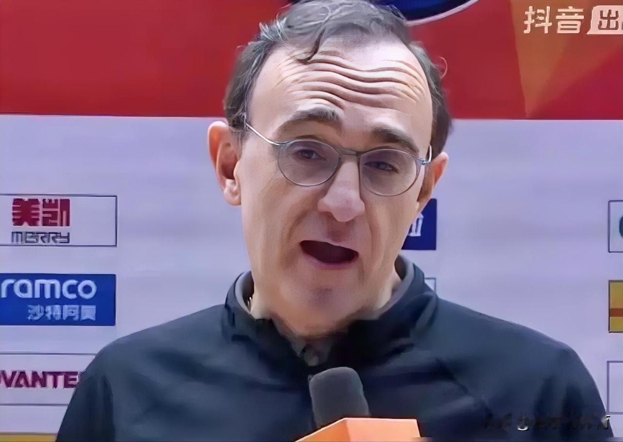 说乌戈和杨鸣谁的执教水平更高很难回答，但对这三位球员的使用，乌戈显然是棋高一着。