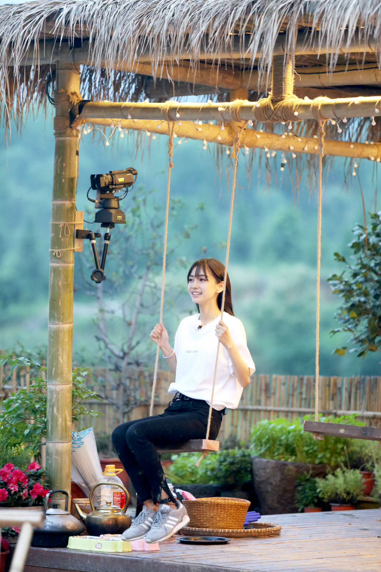angelababy杨颖可以坐在秋千上肆意大笑，也能撸起袖子劈柴干活，没有距