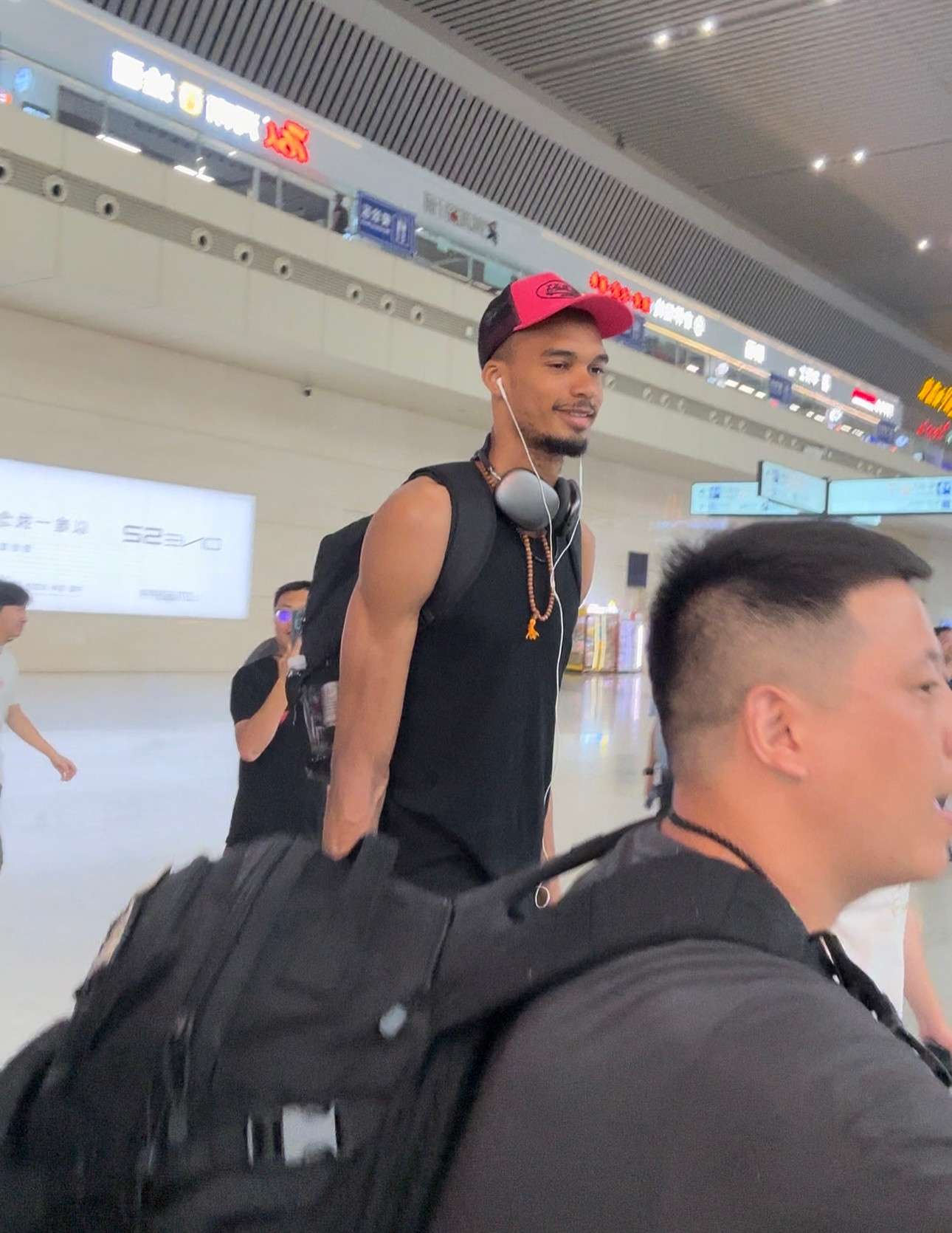 文班亚马人非常好你想和他合影只要不影响他行程的情况下文班还很愿意合影我的观赛搭子