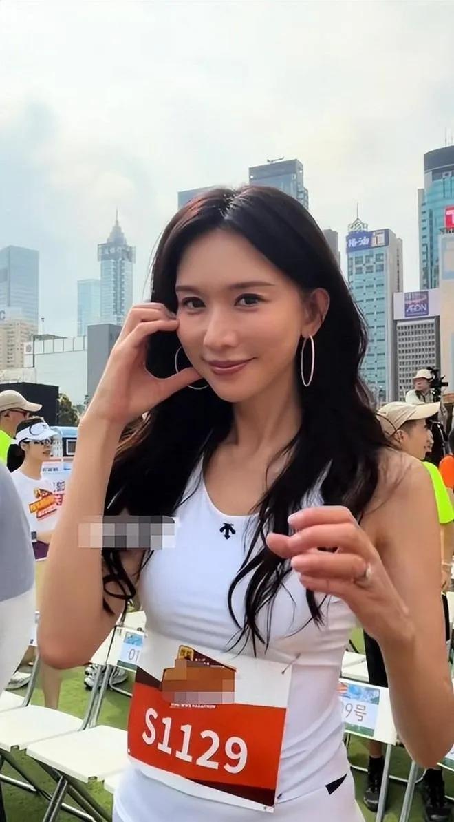 在香港马拉松现场，众星状态引发热议。阿Sa被指脸馒化似蔡明，或许是岁月痕迹加上妆