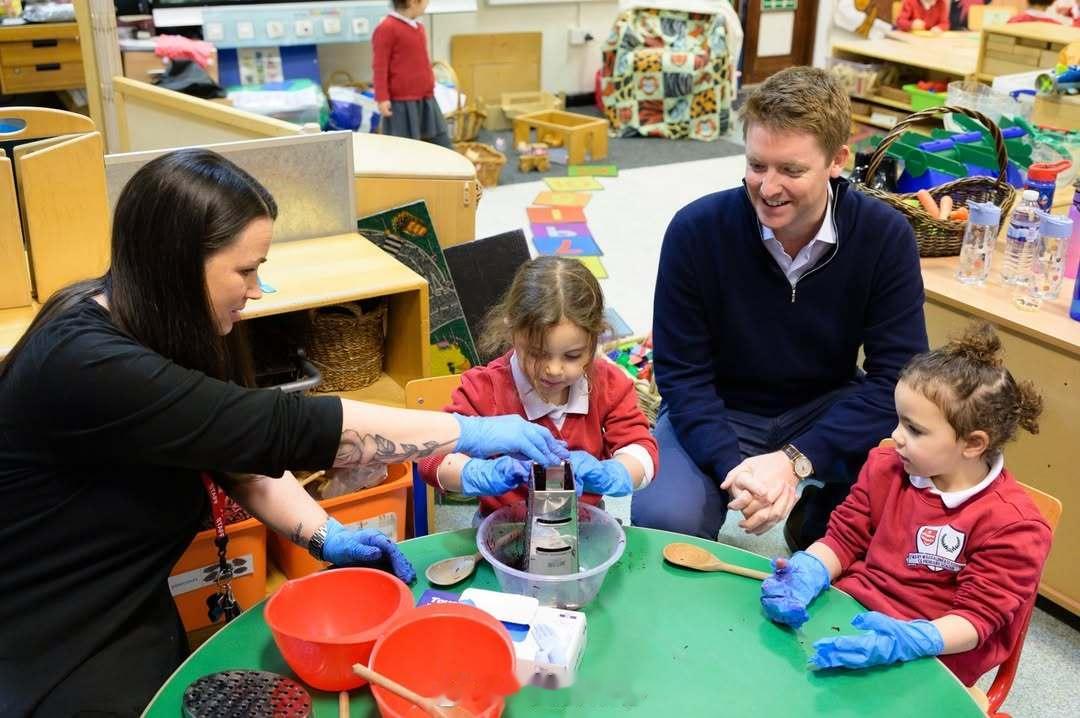 威廉王子【近照】查尔斯三世的教子，威廉王储的死党，威尔士乔治王子的教父威斯敏