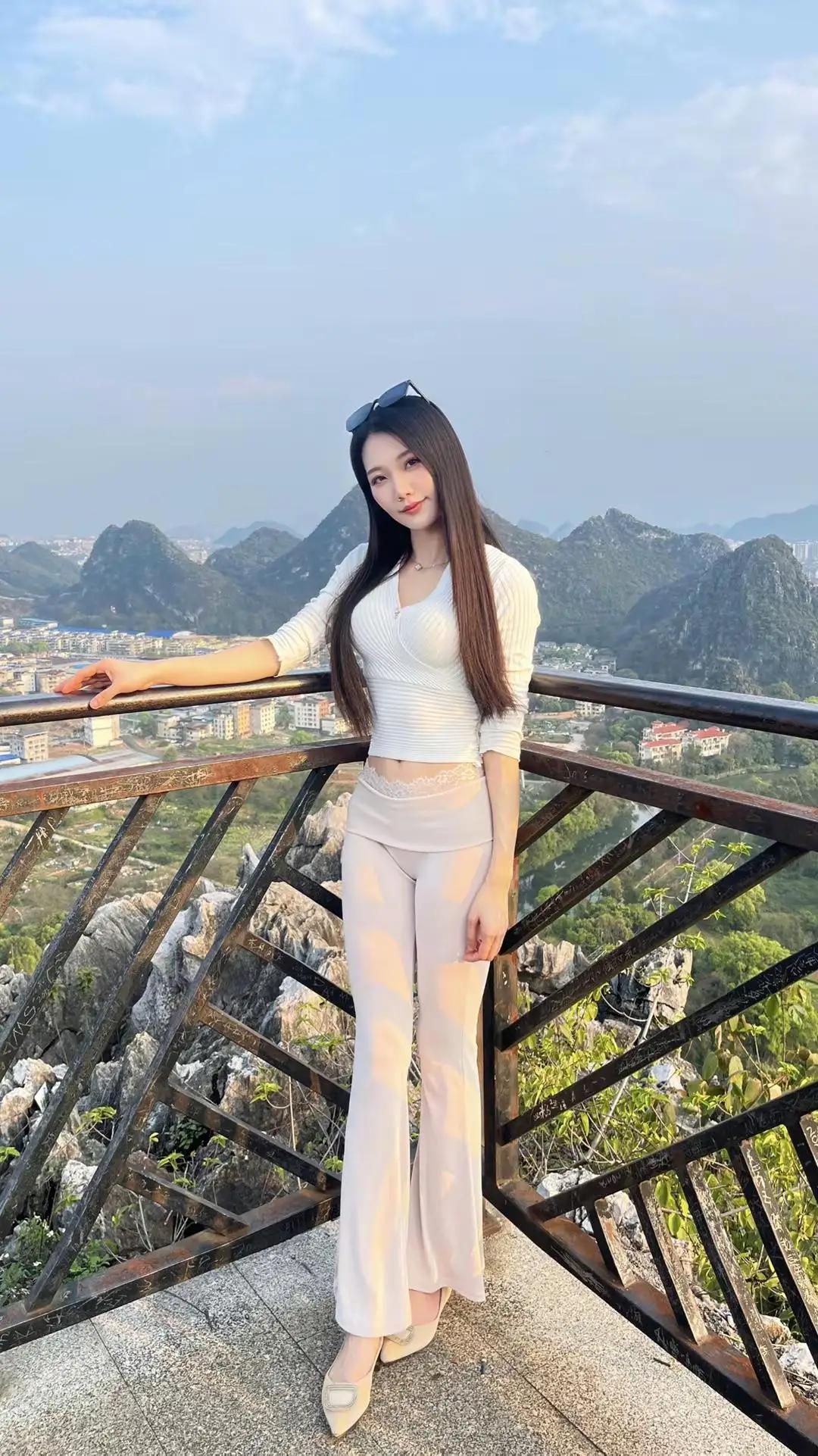 山间少女，白衣飘飘，风景如画女生怎么拍出自然而且漂亮的照片怎样穿搭让自己更美
