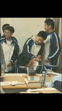 看哭了！山东，一男生在教室突然高烧39.5度，家长半小时才能到校，没想到，同学疯